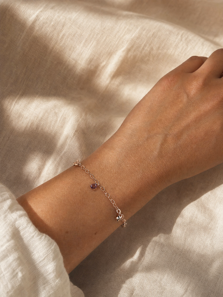 Armband „Lunella“ mit Mond und Stern, Amethyst und Rosenquarz – Detailansicht