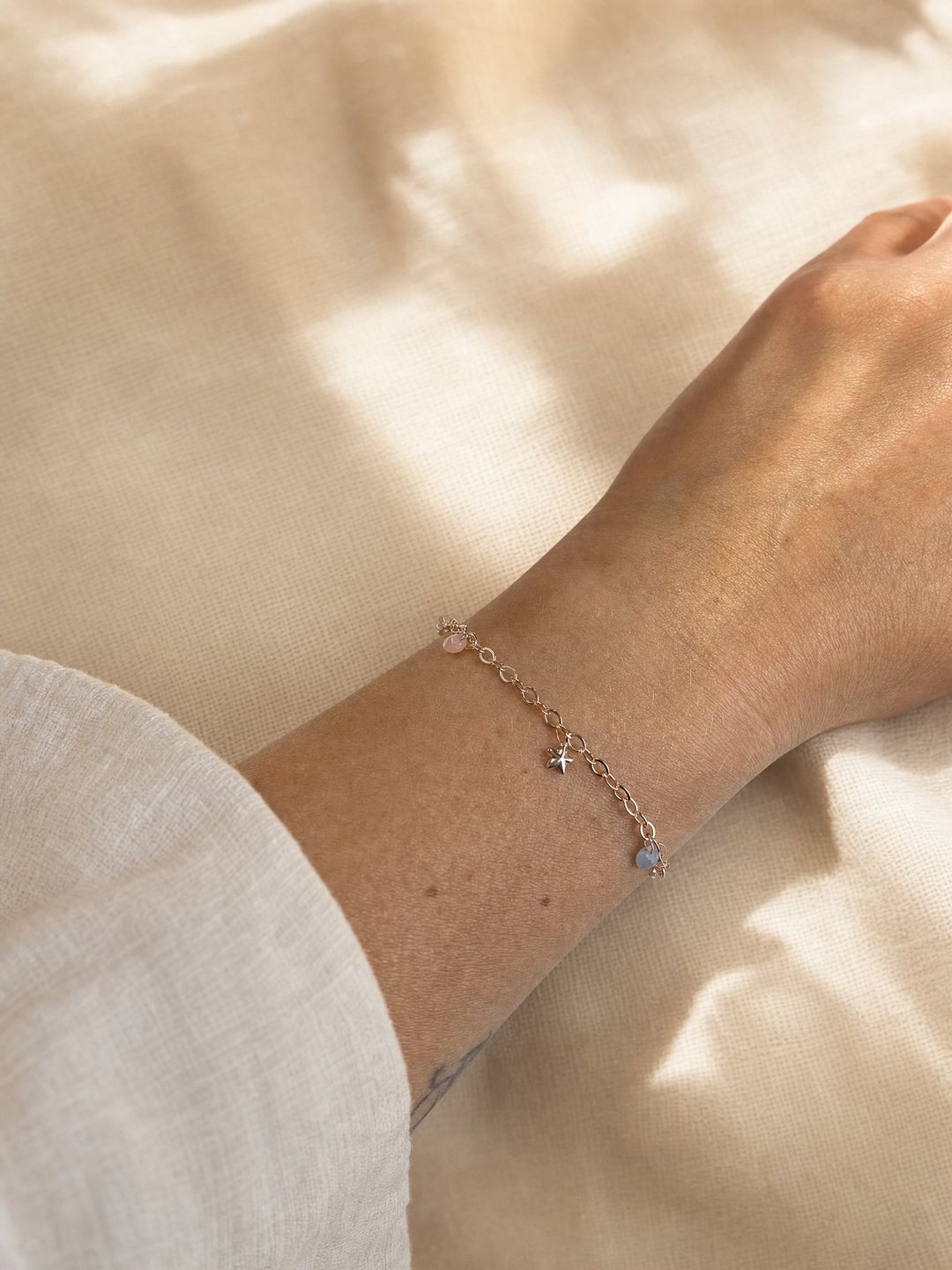 Armband „Lunella“ mit Mond und Stern, Aqua-Quarz und Pfirsich-Mondstein – Tragebild