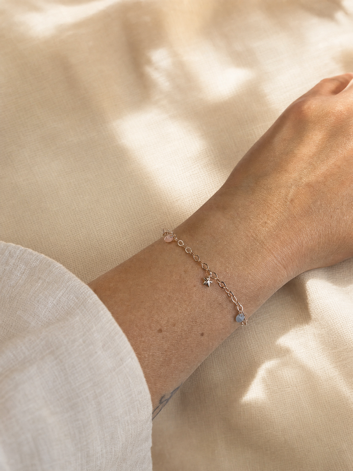 Armband „Lunella“ mit Mond und Stern, Aqua-Quarz und Pfirsich-Mondstein – Tragebild