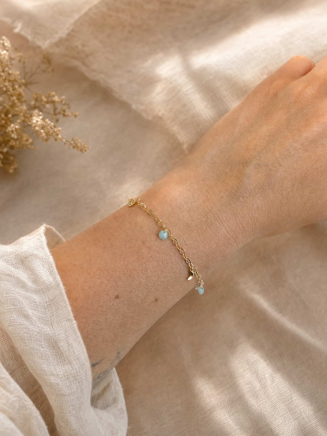 Armband „Lunella“ mit Mond und Stern und Amazonit – Detailansicht
