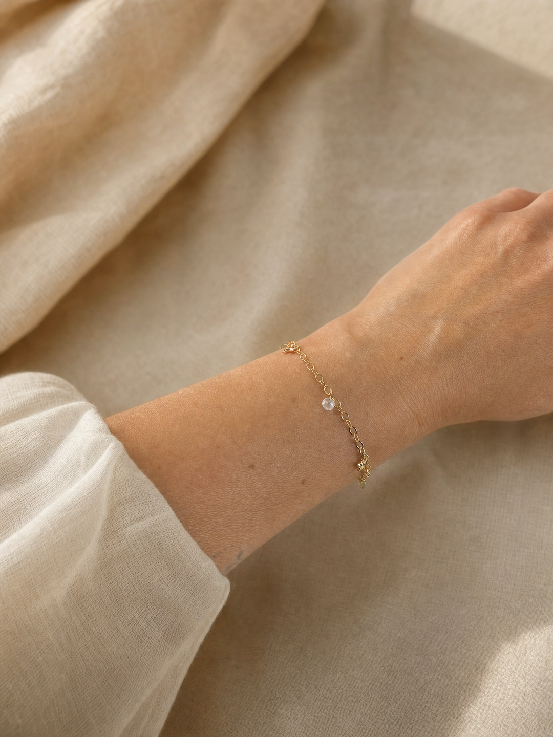 Armband „Lunella“ mit Mond und Stern, Labradorit und Mondstein – Tragebild