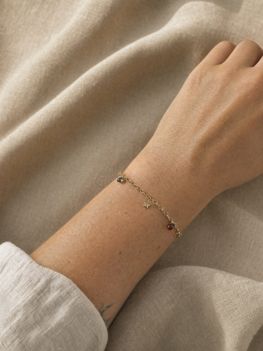 Armband „Lunella“ mit Mond und Stern, Londoner Blautopas und Granat – Detailansicht