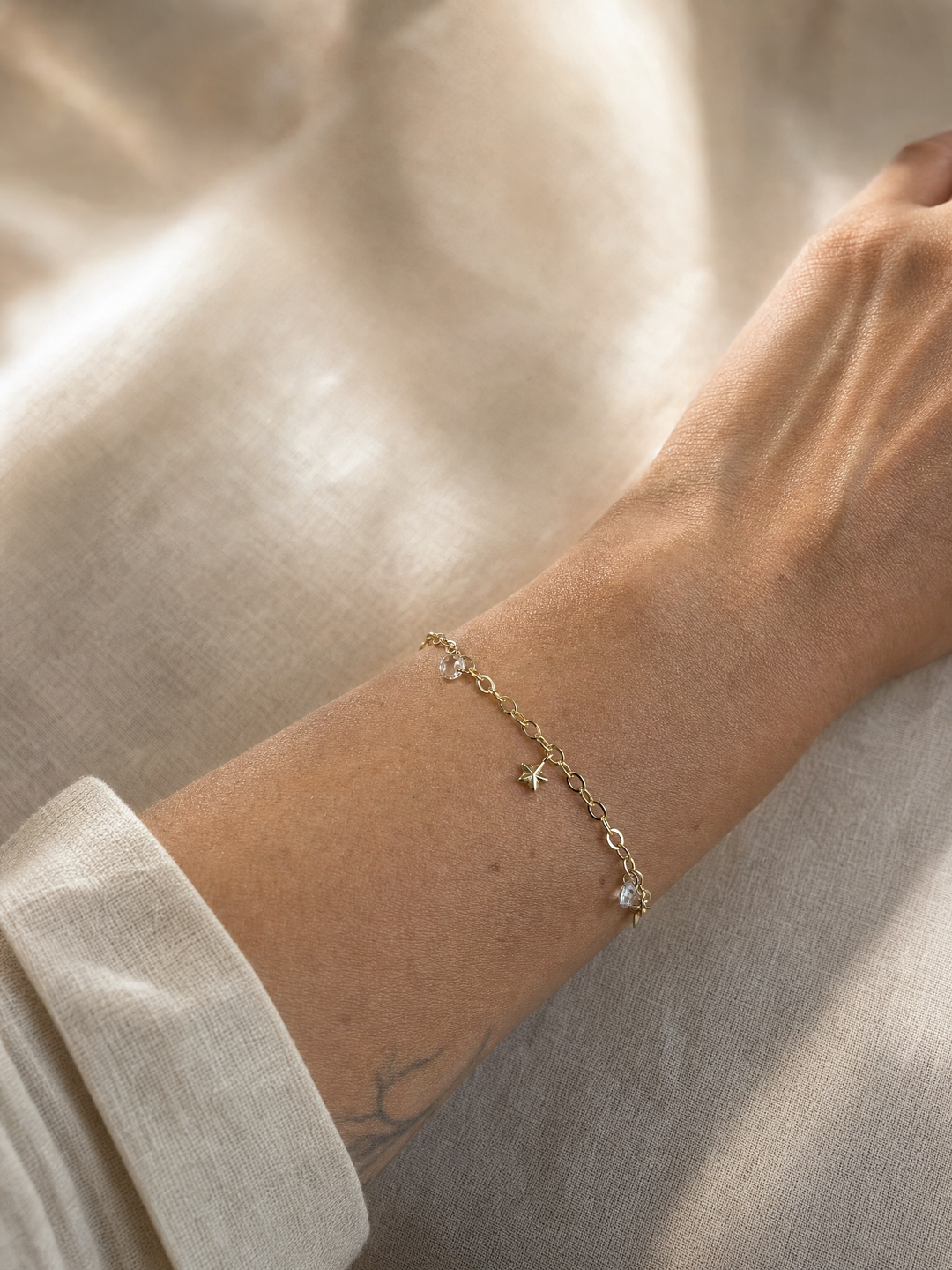 Armband „Lunella“ mit Mond und Stern, Blautopas und Bergkristall – Detailansicht