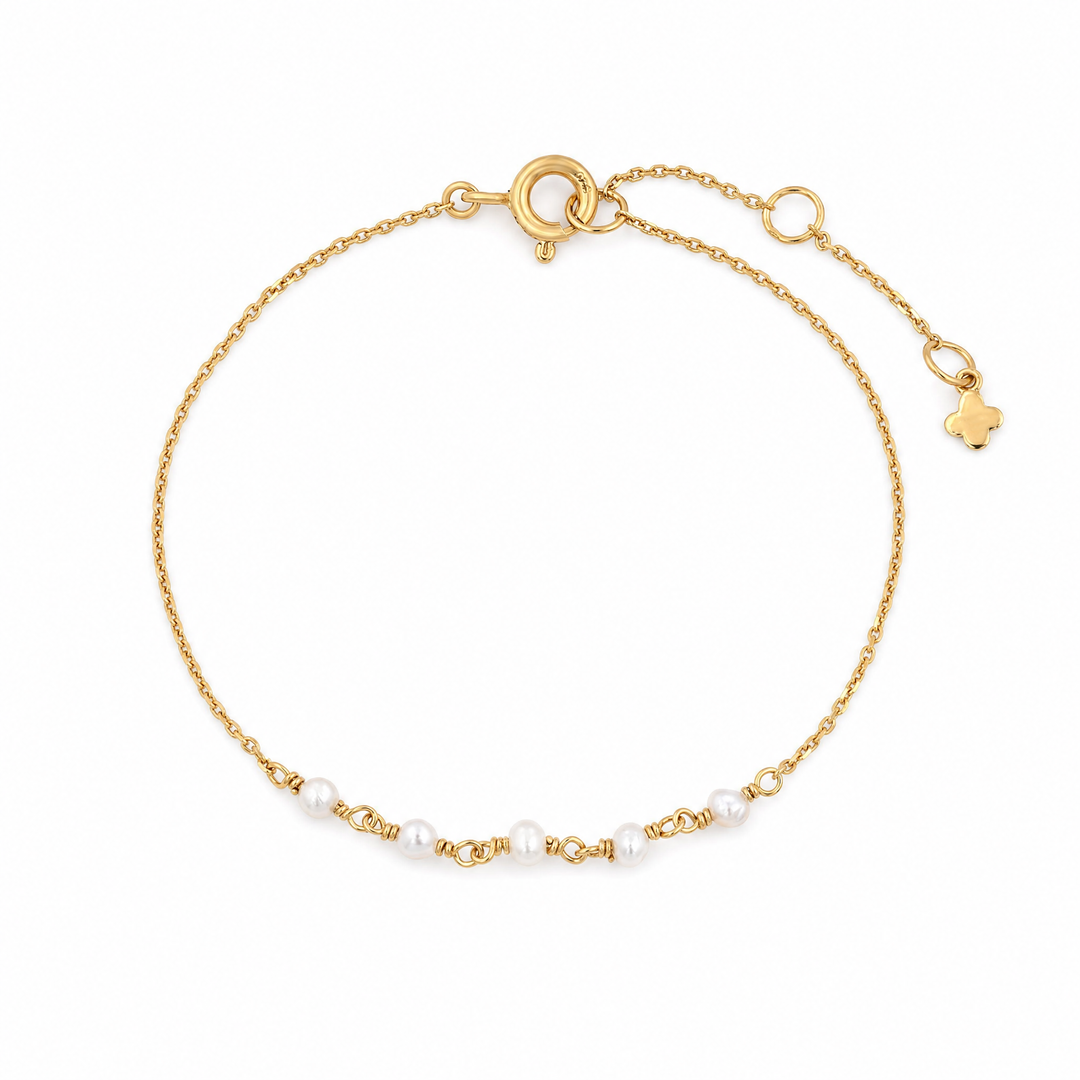 Armband "Mia" mit kleinen weißen Perlen an vergoldeter Ankerkette