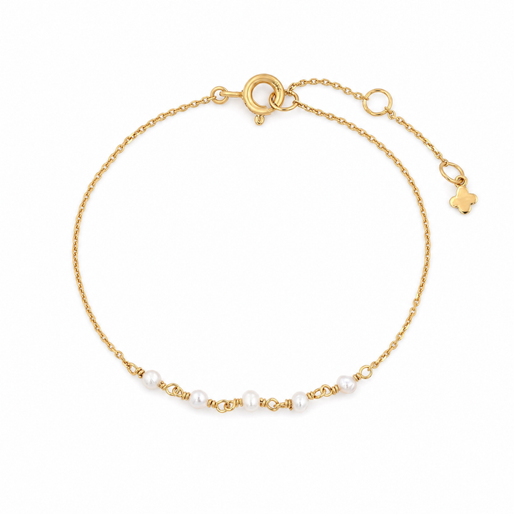 Armband "Mia" mit kleinen weißen Perlen an vergoldeter Ankerkette