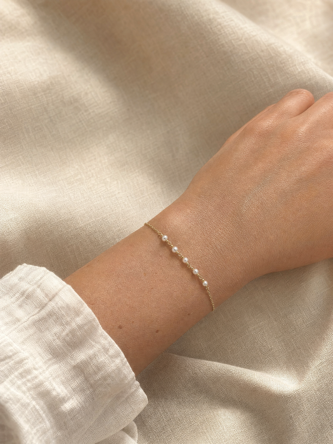 Armband "Mia" weiße Perle vergoldet – Detailansicht