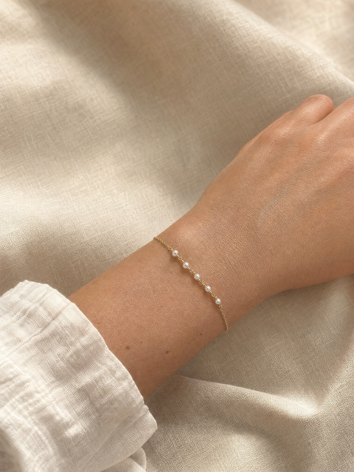Armband "Mia" weiße Perle vergoldet – Detailansicht