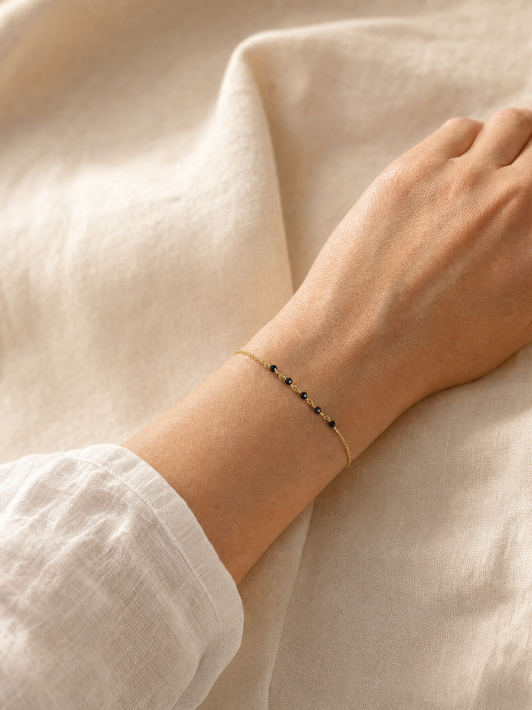 Armband "Mia" schwarzer Spinell vergoldet – Detailansicht