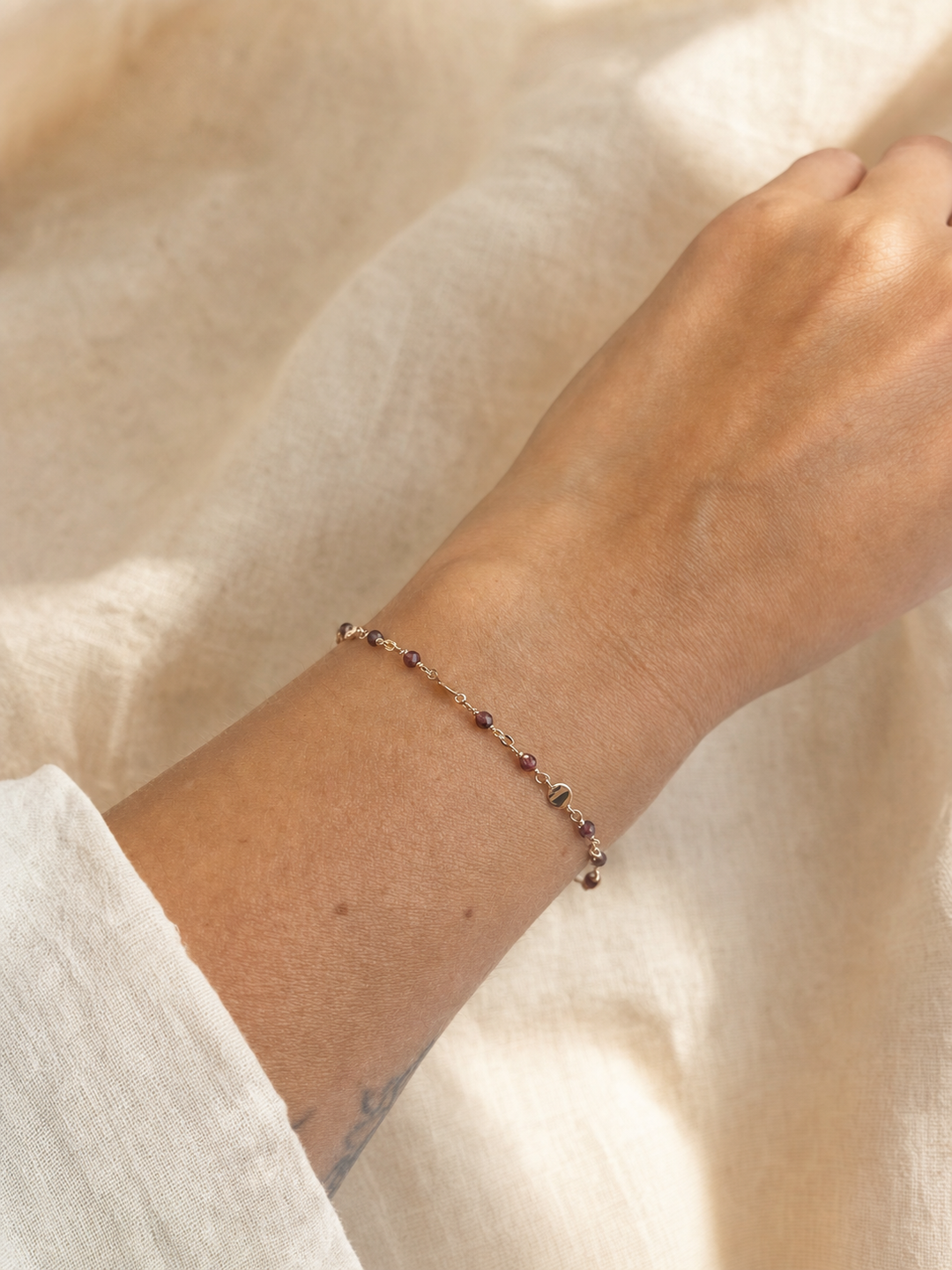 Armband „Marbella“ mit Granat – Detailansicht