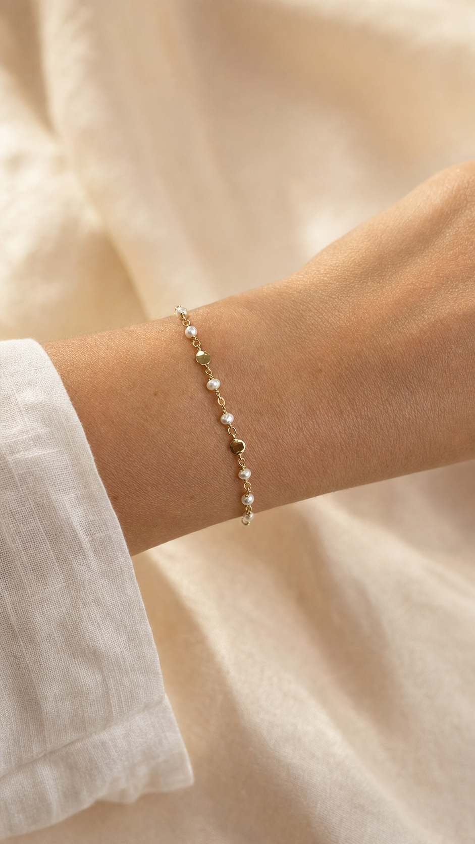 Armband „Marbella“ mit weißen Perlen – Tragebild