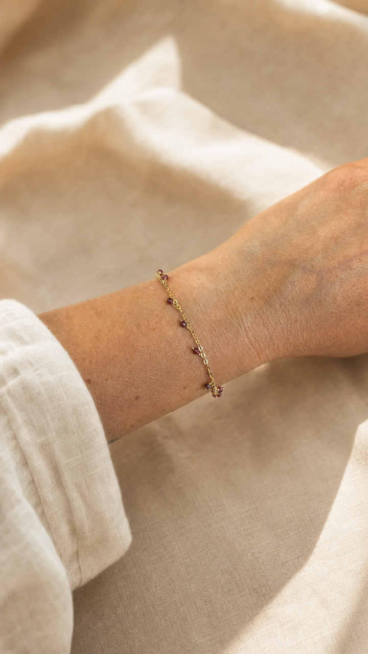 Armband "Goccia" mit Granat, vergoldetes Sterling Silber – Detailansicht