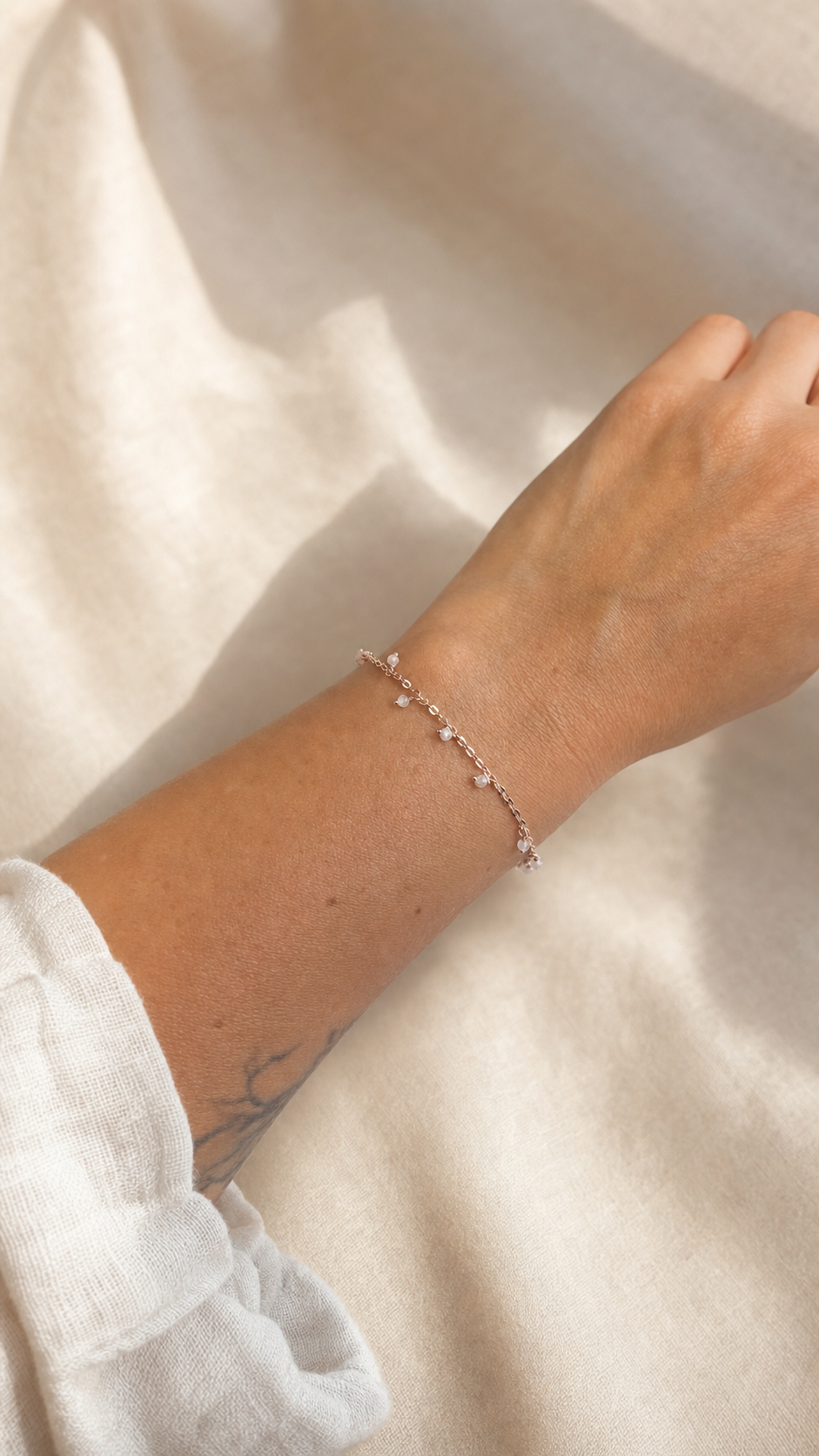 Armband "Goccia" mit Regenbogen-Mondstein, rosévergoldetes Sterling Silber – Detailansicht 2