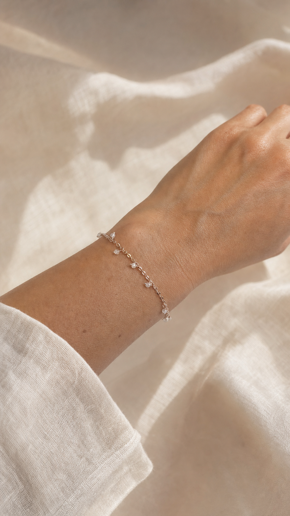 Armband "Goccia" mit Regenbogen-Mondstein, rosévergoldetes Sterling Silber – Detailansicht