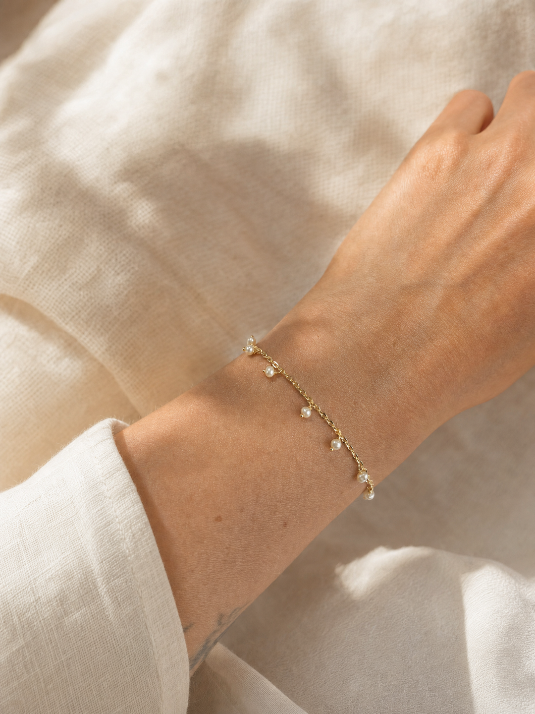 Armband "Goccia" mit weißen Perlen, vergoldetes Sterling Silber – Detailansicht
