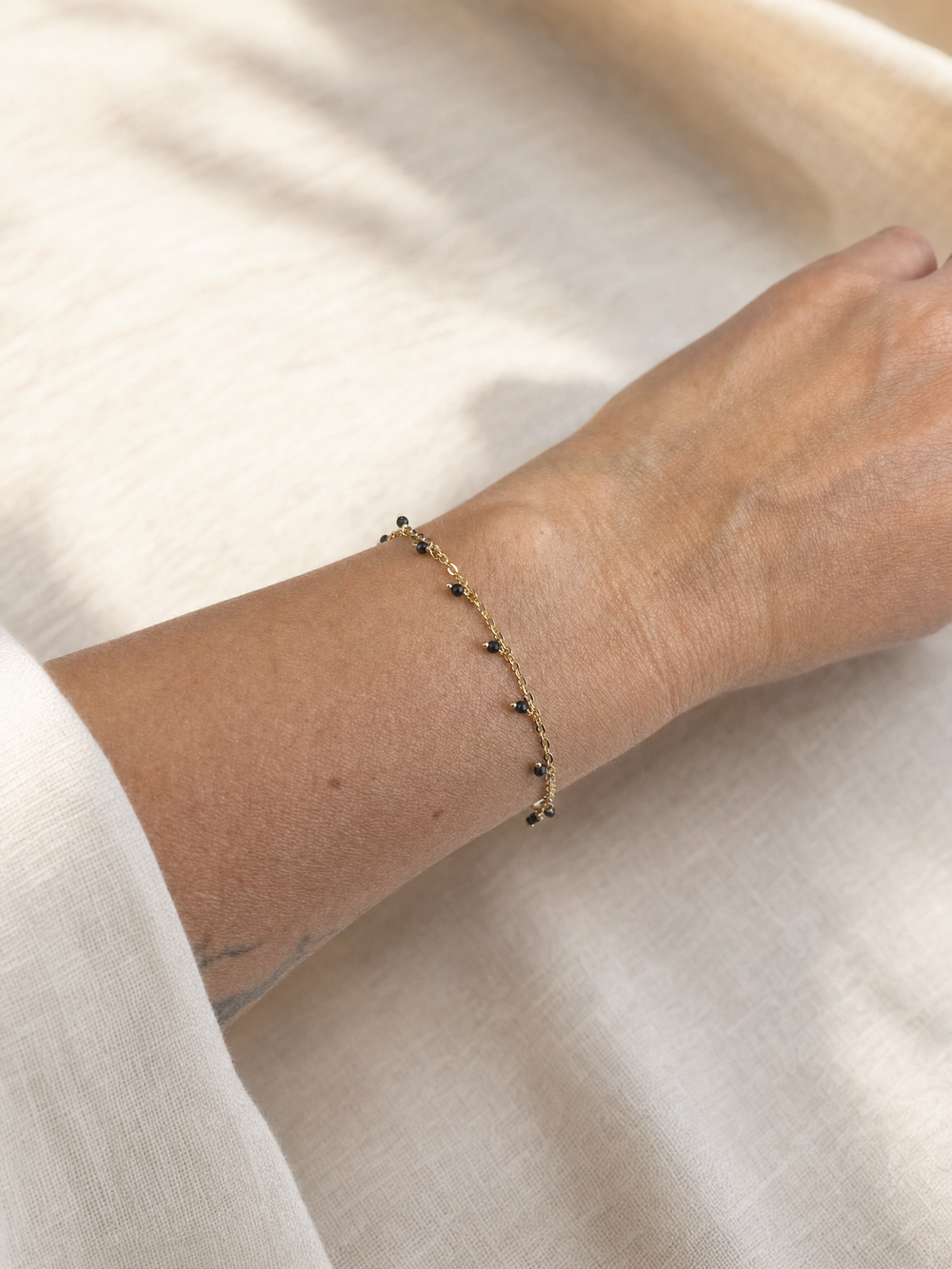 Armband "Goccia" mit schwarzem Spinell, vergoldetes Sterling Silber – Detailansicht