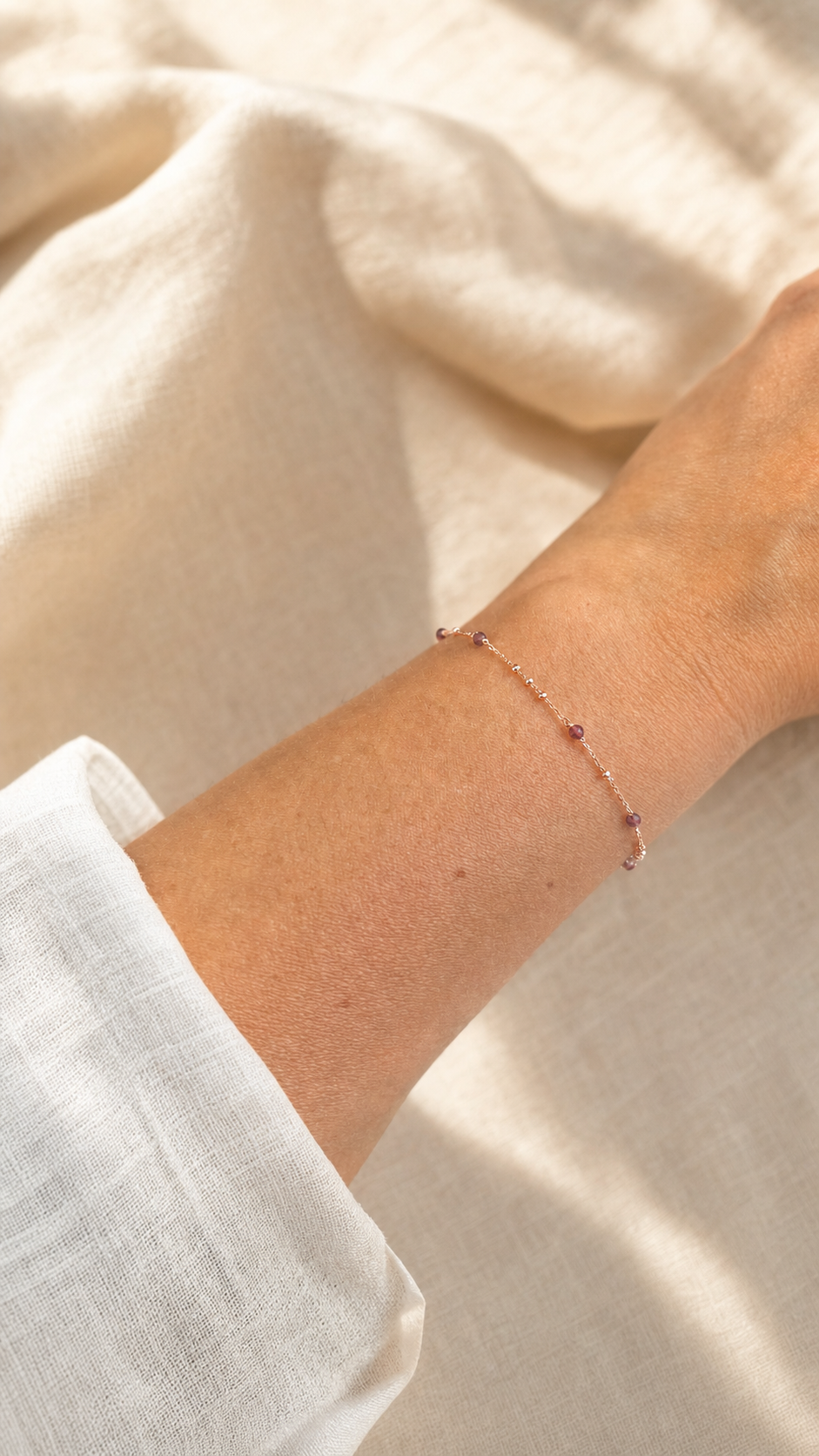 Armband "Sorrento" Granat rosévergoldet – Detailansicht