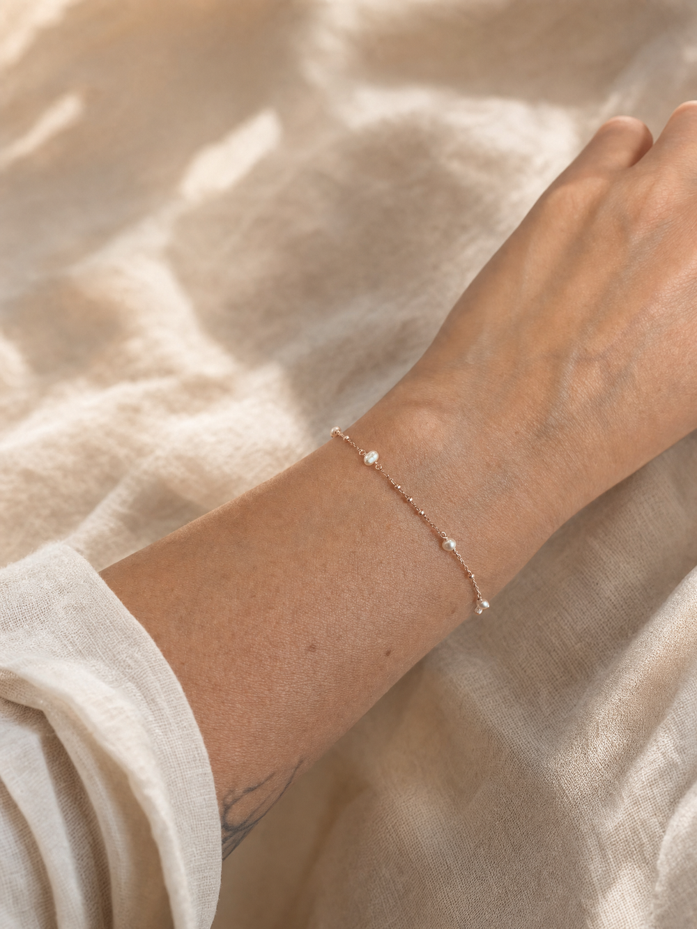 Armband "Sorrento" weiße Perle rosévergoldet – Detailansicht