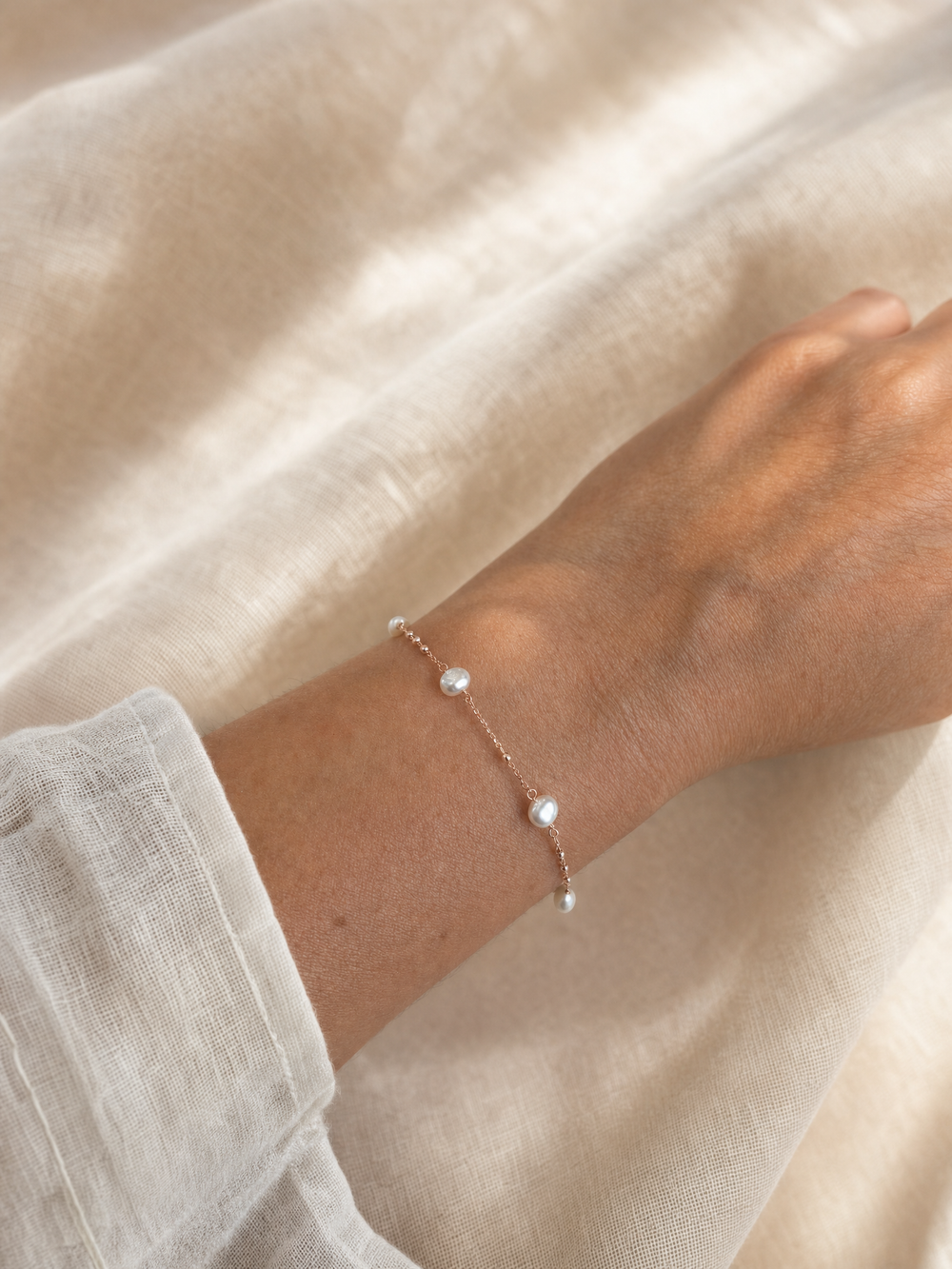 Armband "Bianca" weiße Perle rosévergoldet – Detailansicht