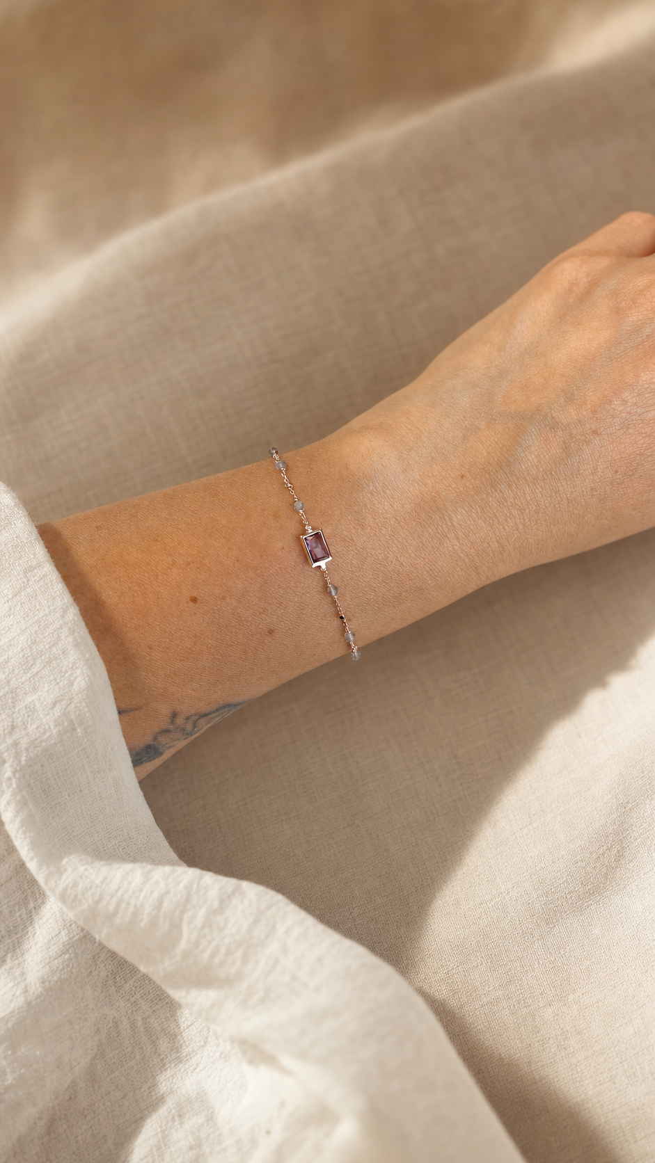 Armband „Laguna“ mit Amethyst und Labradorit – Detailansicht