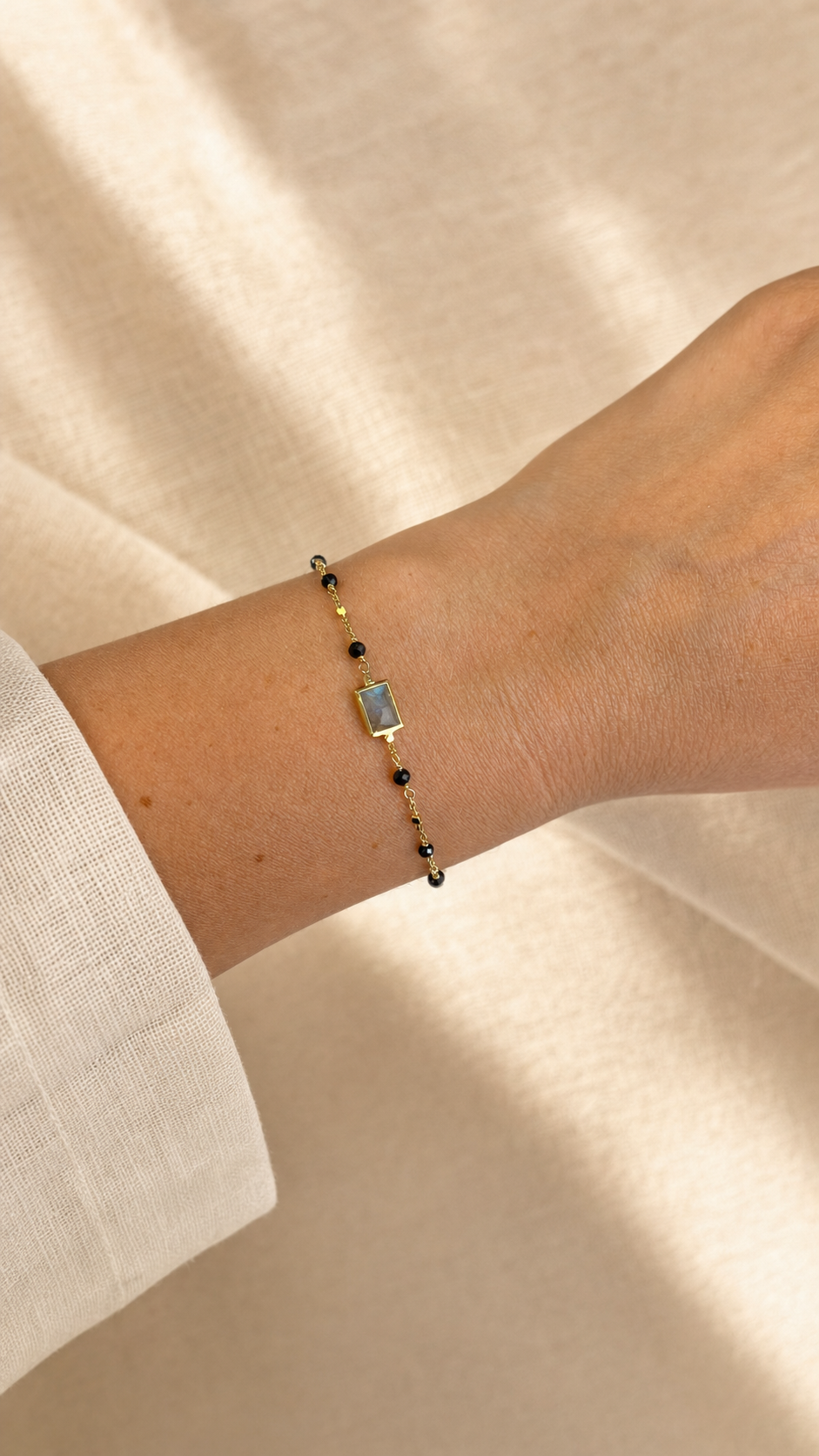 Armband „Laguna“ mit Labradorit und schwarzem Spinell – Detailansicht