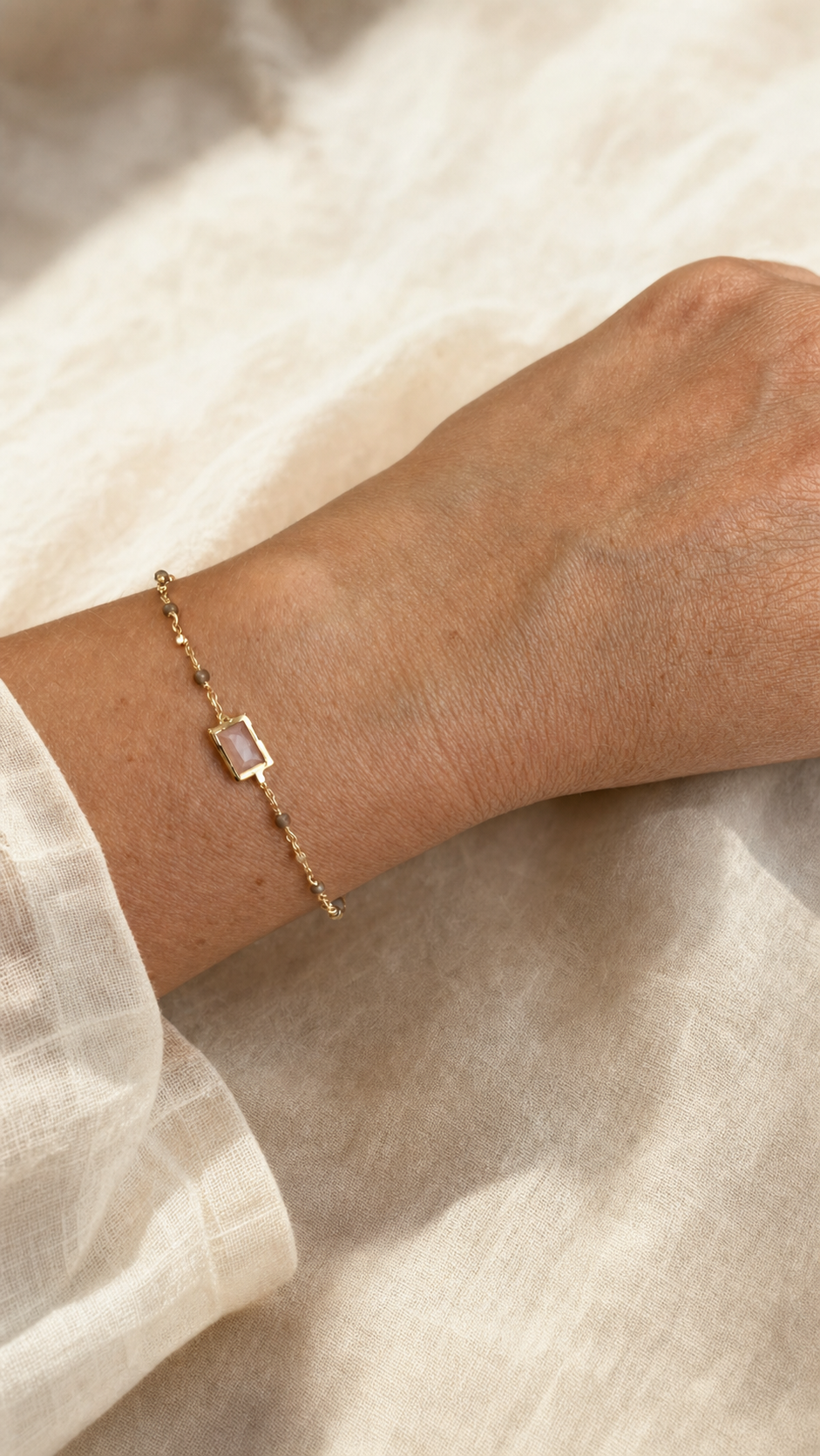 Armband „Laguna“ mit Pfirsich-Mondstein und Rauchquarz – Detailansicht 2