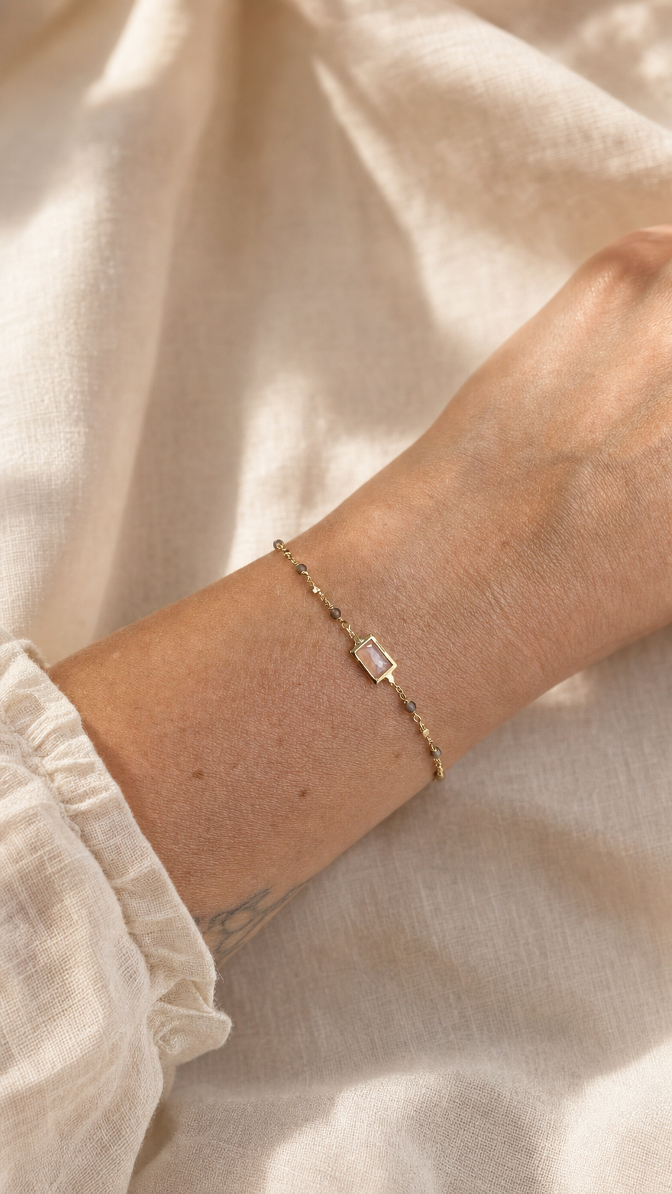 Armband „Laguna“ mit Pfirsich-Mondstein und Rauchquarz – Detailansicht