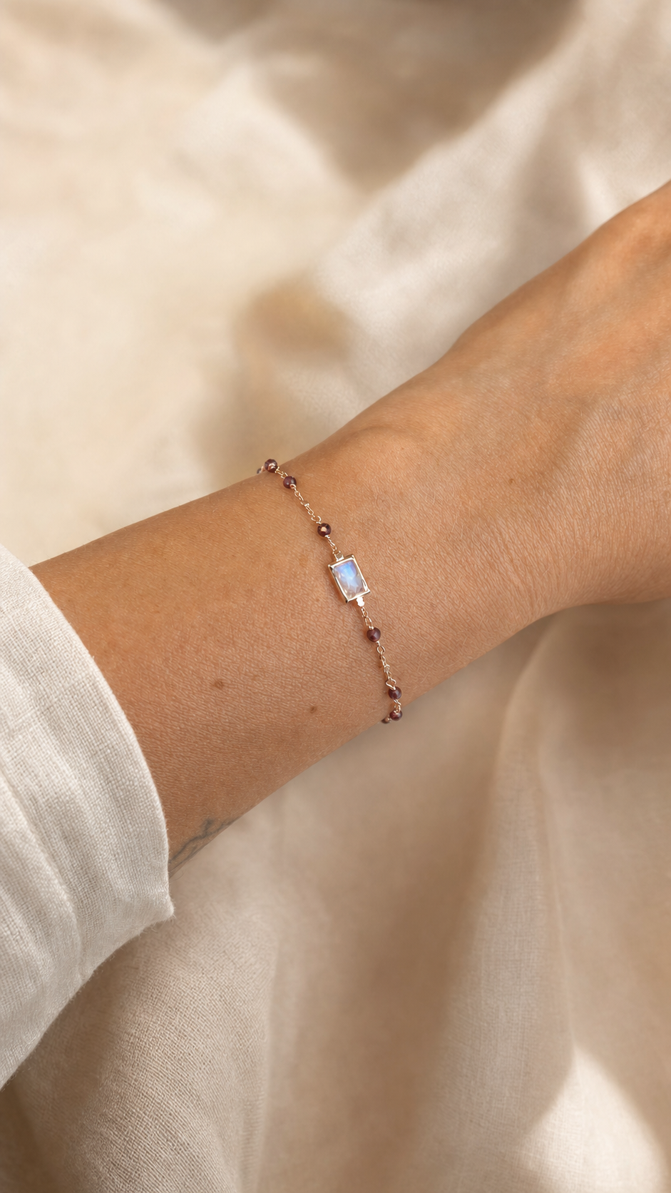 Armband „Laguna“ mit Regenbogen-Mondstein und Granat – Tragebild