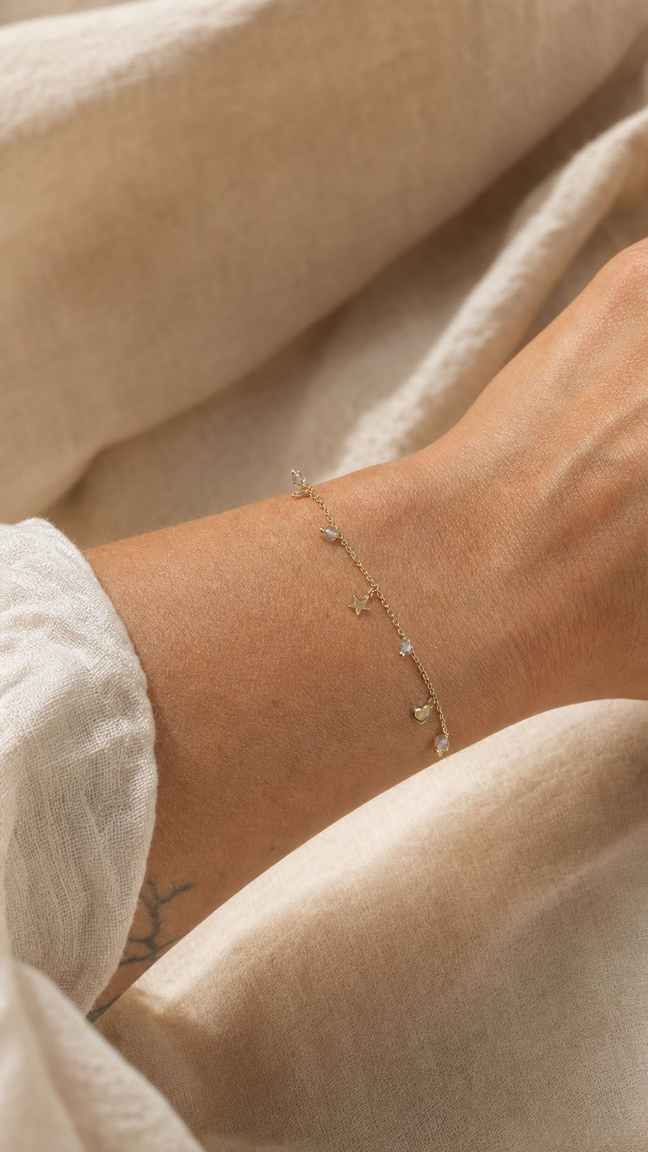 Armband "Cuore" mit Labradorit, vergoldetes Sterling Silber – Detailansicht