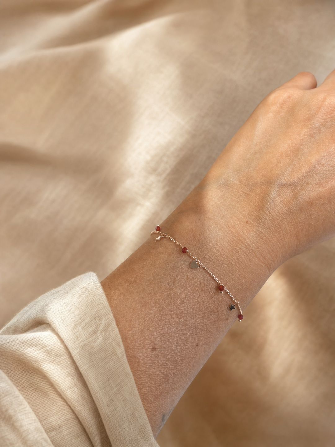 Armband "Cuore" mit rotem Onyx, rosévergoldetes Sterling Silber – Detailansicht