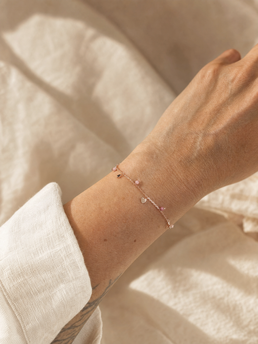 Armband "Cuore" mit Rhodonit, rosévergoldetes Sterling Silber – Detailansicht
