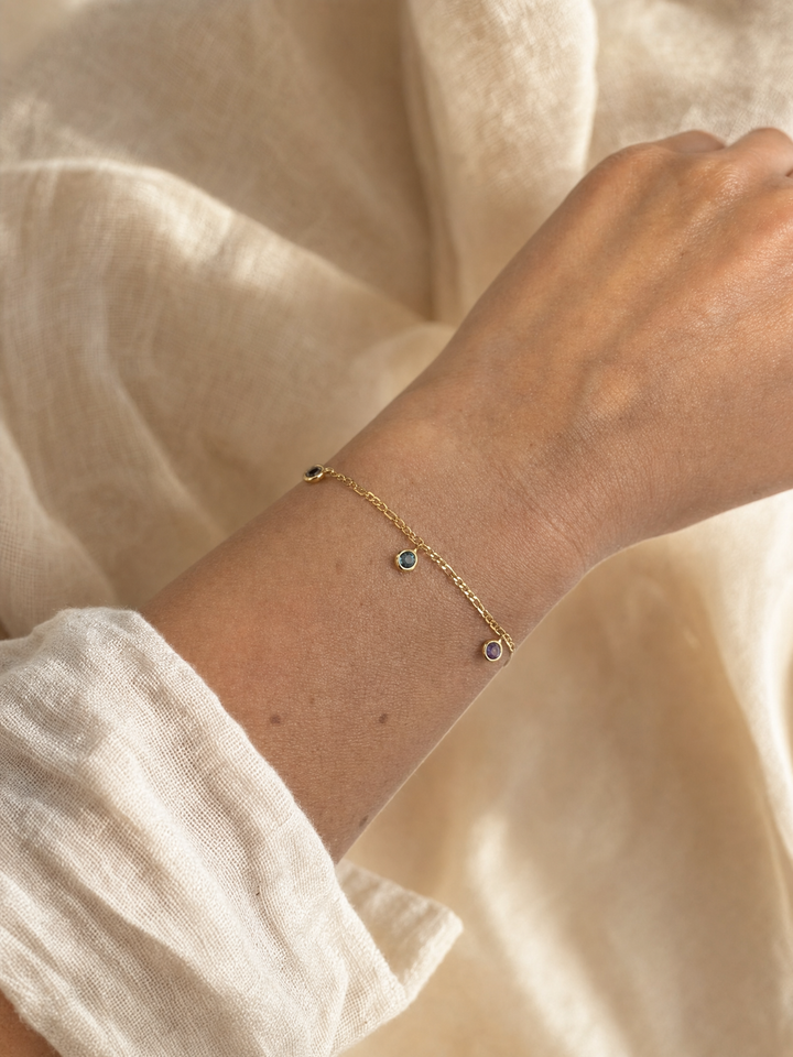 Armband „Marisol“ mit Spinell, Granat, Blautopas und Amethyst – Tragebild