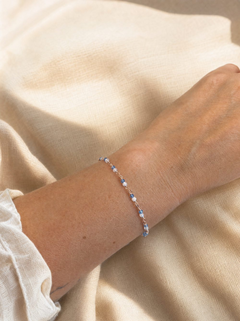 Armband "Riviera" mit blauem Chalcedon und Regenbogen-Mondstein, rosévergoldetes Sterling Silber – Detailansicht