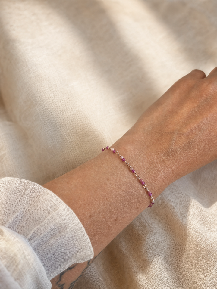 Armband "Riviera" mit Rhodonit und synthetischem Rubin, rosévergoldetes Sterling Silber – Detailansicht