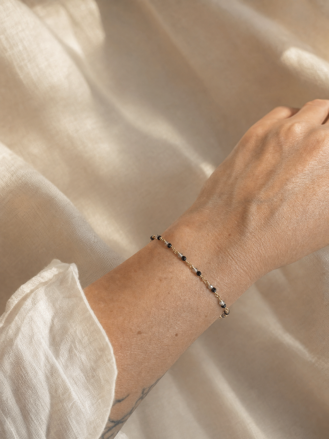 Armband "Riviera" mit schwarzem Spinell und Labradorit, vergoldetes Sterling Silber – Detailansicht