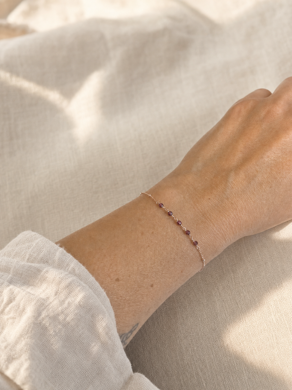 Armband "Siena" Granat rosévergoldet – Detailansicht