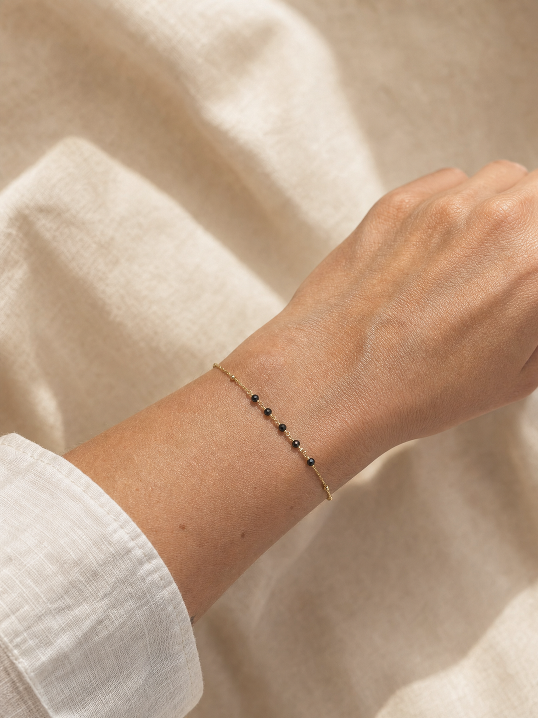 Armband "Siena" schwarzer Spinell vergoldet – Detailansicht