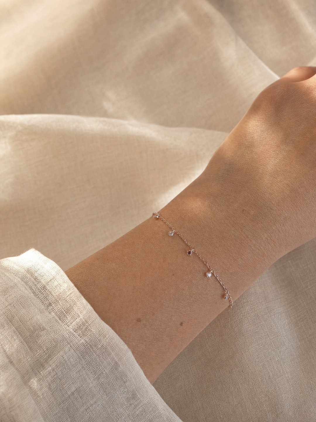 Armband "Scintilla" mit Granat und weißem Topas, rosévergoldetes Sterling Silber – Detailansicht