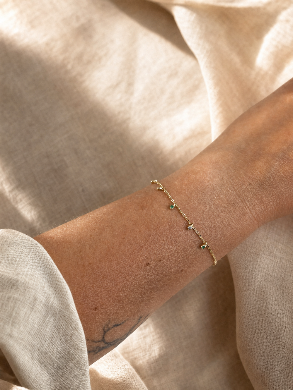 Armband "Scintilla" mit grünem Onyx und weißem Topas, vergoldetes Sterling Silber – Detailansicht