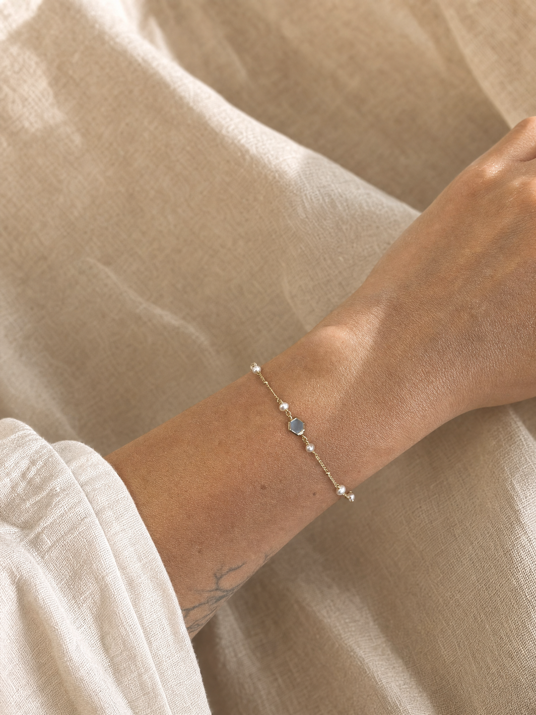 Armband „Capri“ mit blauem Chalcedon und weißen Perlen – Detailansicht