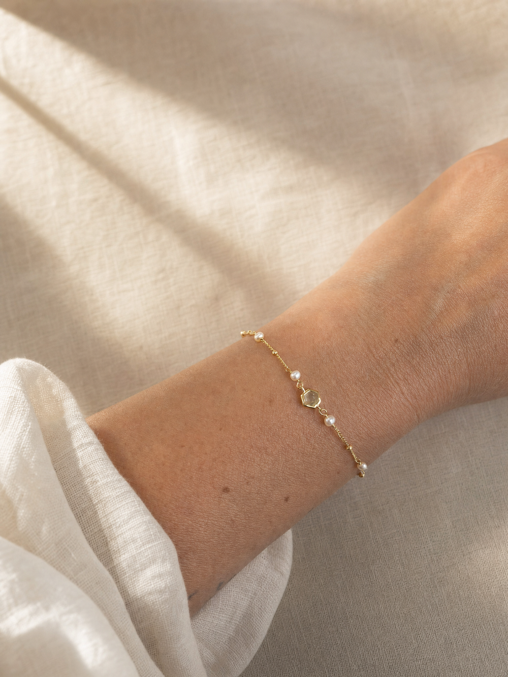 Armband „Capri“ mit Labradorit und weißen Perlen – Detailansicht