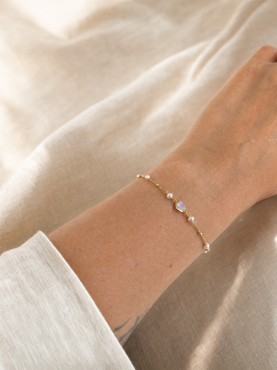 Armband „Capri“ mit Regenbogen-Mondstein und weißen Perlen – Detailansicht