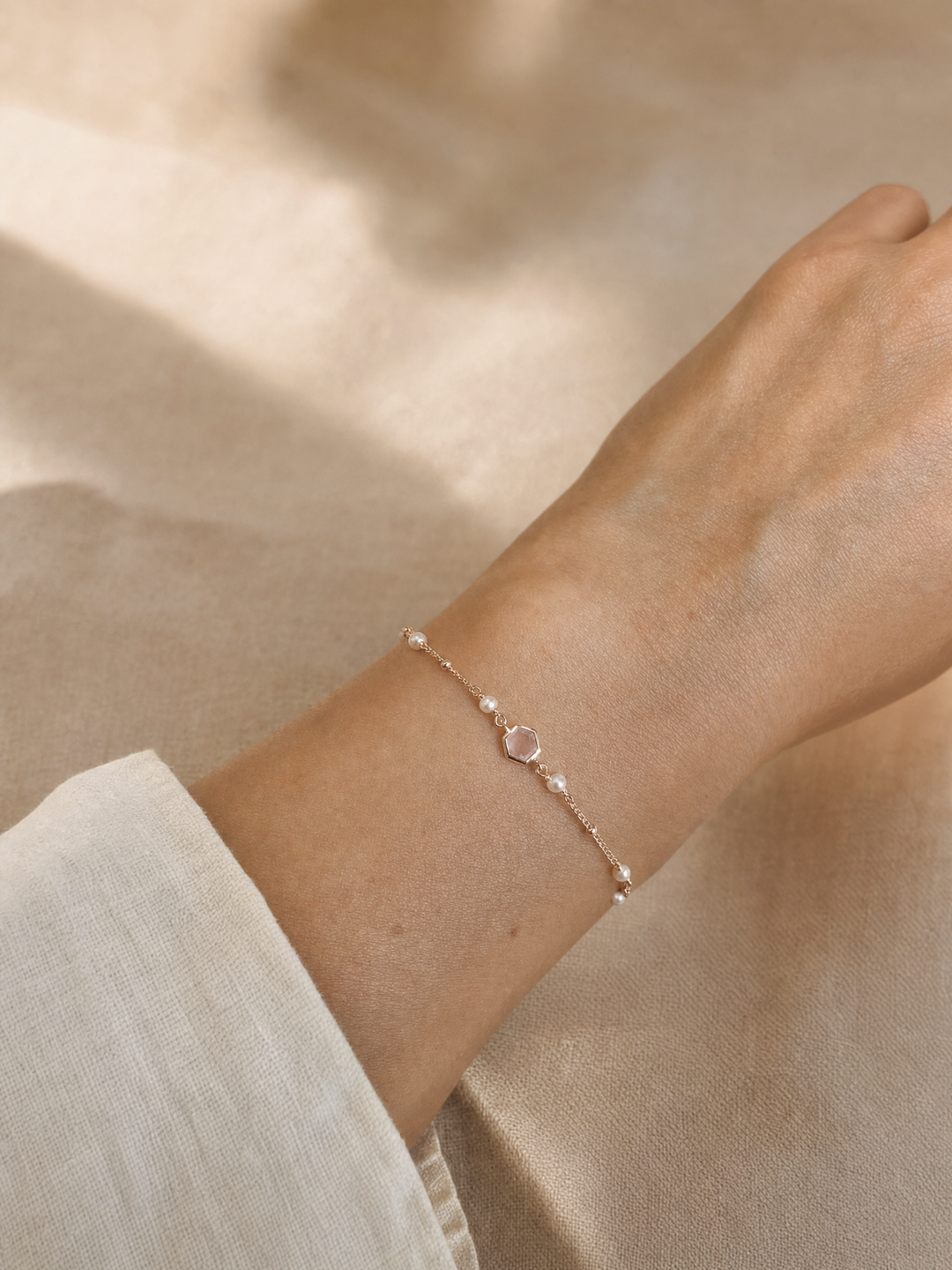 Armband „Capri“ mit Rosenquarz und weißen Perlen – Detailansicht