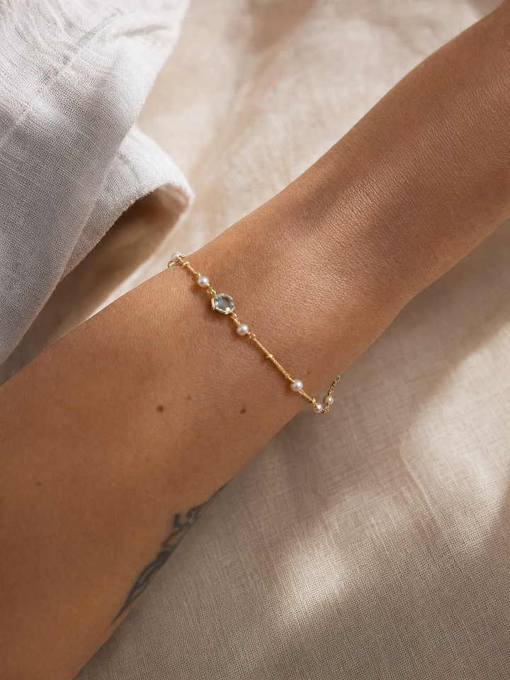 Armband „Capri“ mit himmelblauem Topas und weißen Perlen – Detailansicht 2