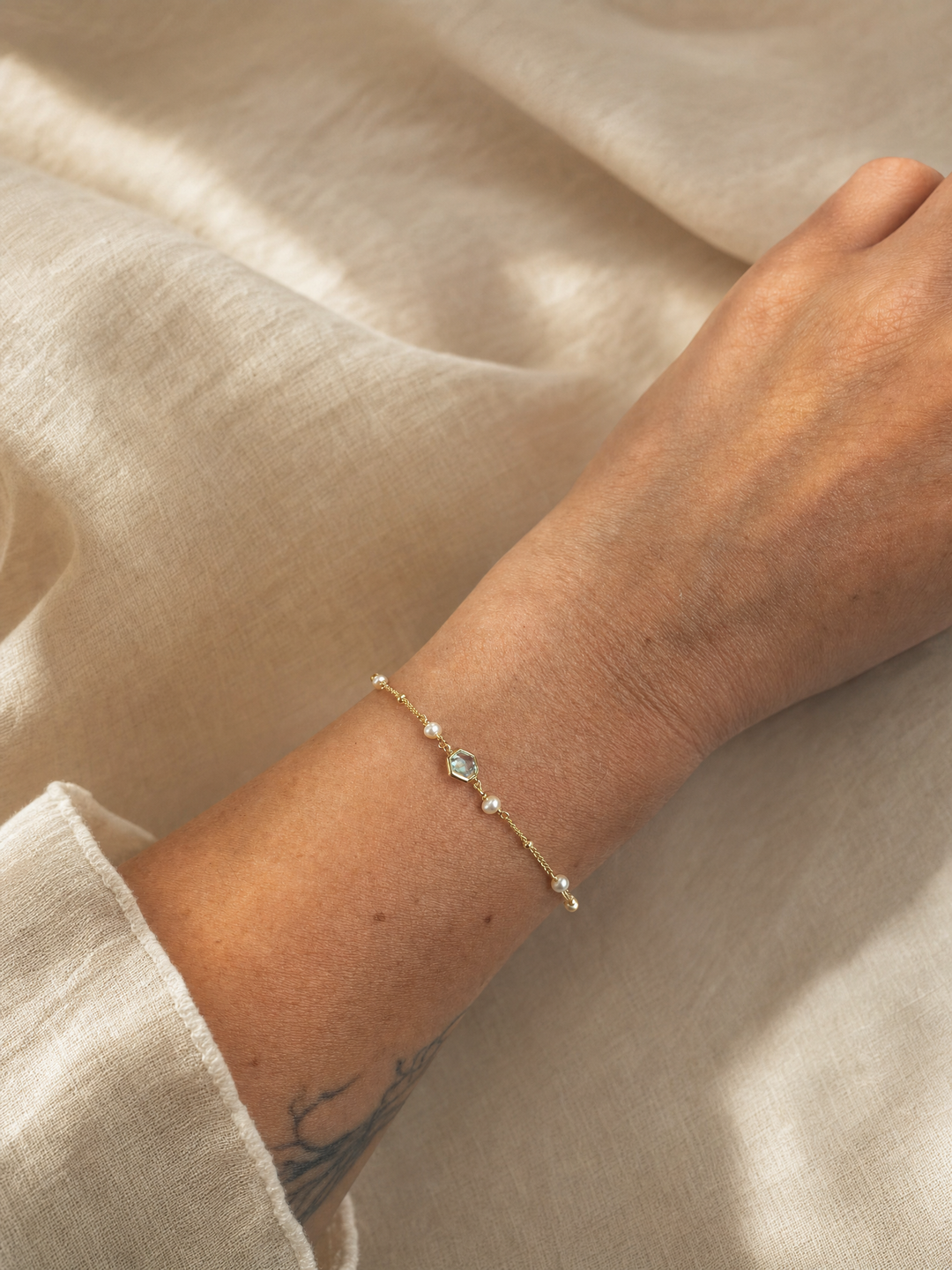 Armband „Capri“ mit himmelblauem Topas und weißen Perlen – Detailansicht