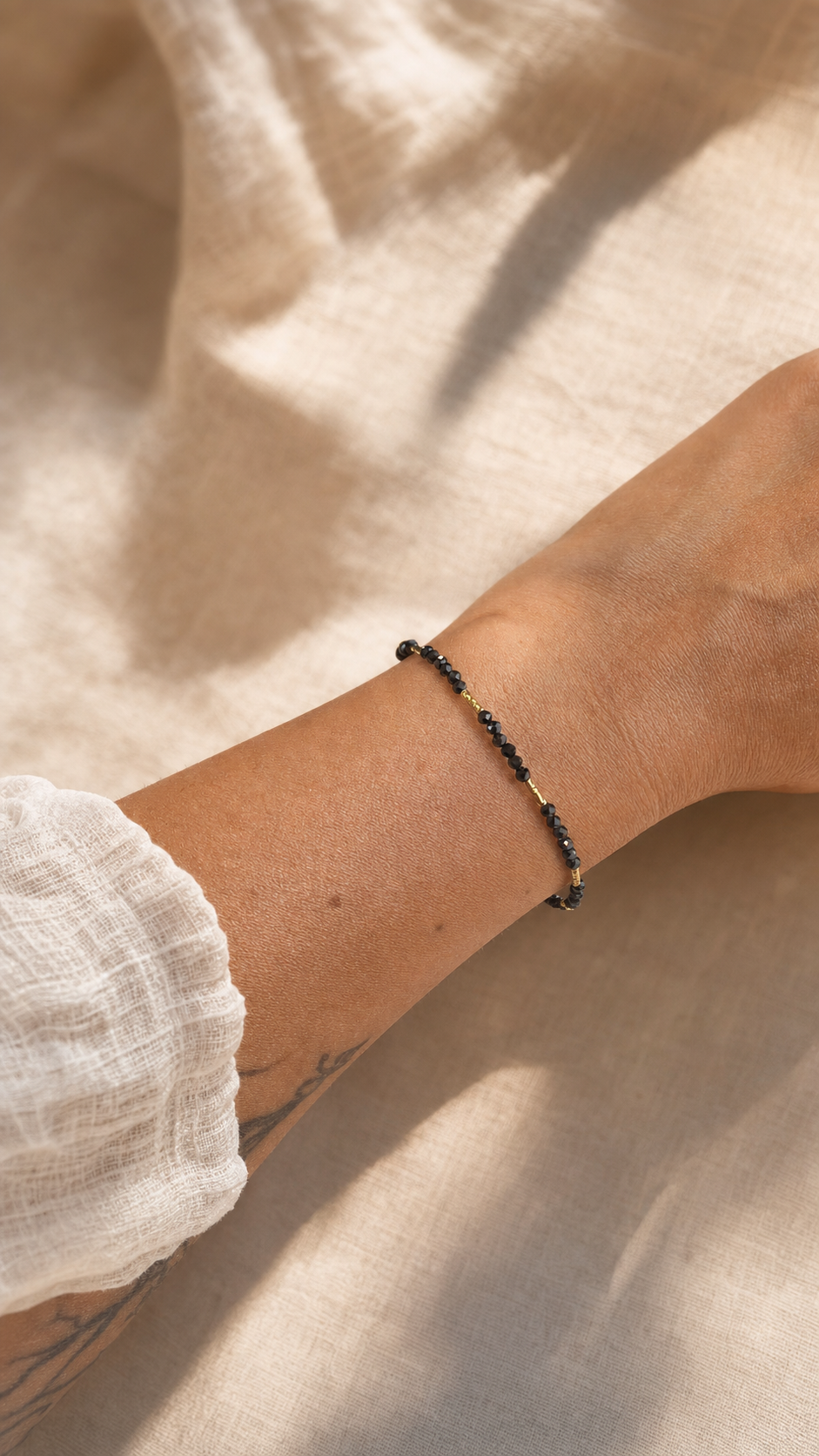 Armband "Marea" schwarzer Spinell vergoldet – Detailansicht