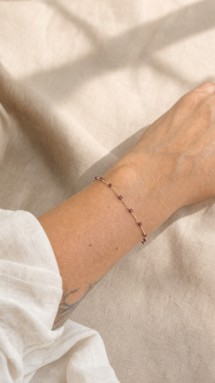 Armband "Stellina" mit Granat, Sterling Silber 925 rosévergoldet – Detailansicht