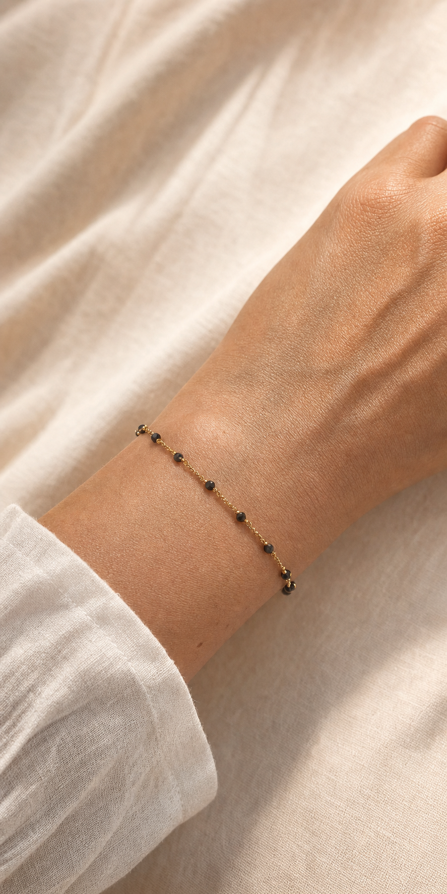 Armband "Stellina" mit schwarzem Spinell, Sterling Silber 925 vergoldet – Detailansicht