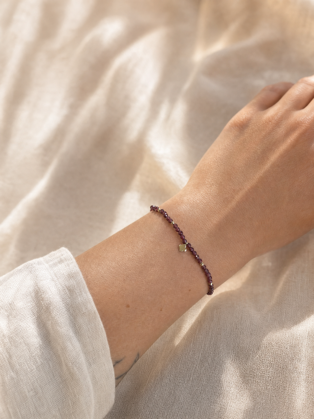 Armband "Fortuna" mit Granat, Sterling Silber 925 vergoldet – Detailansicht