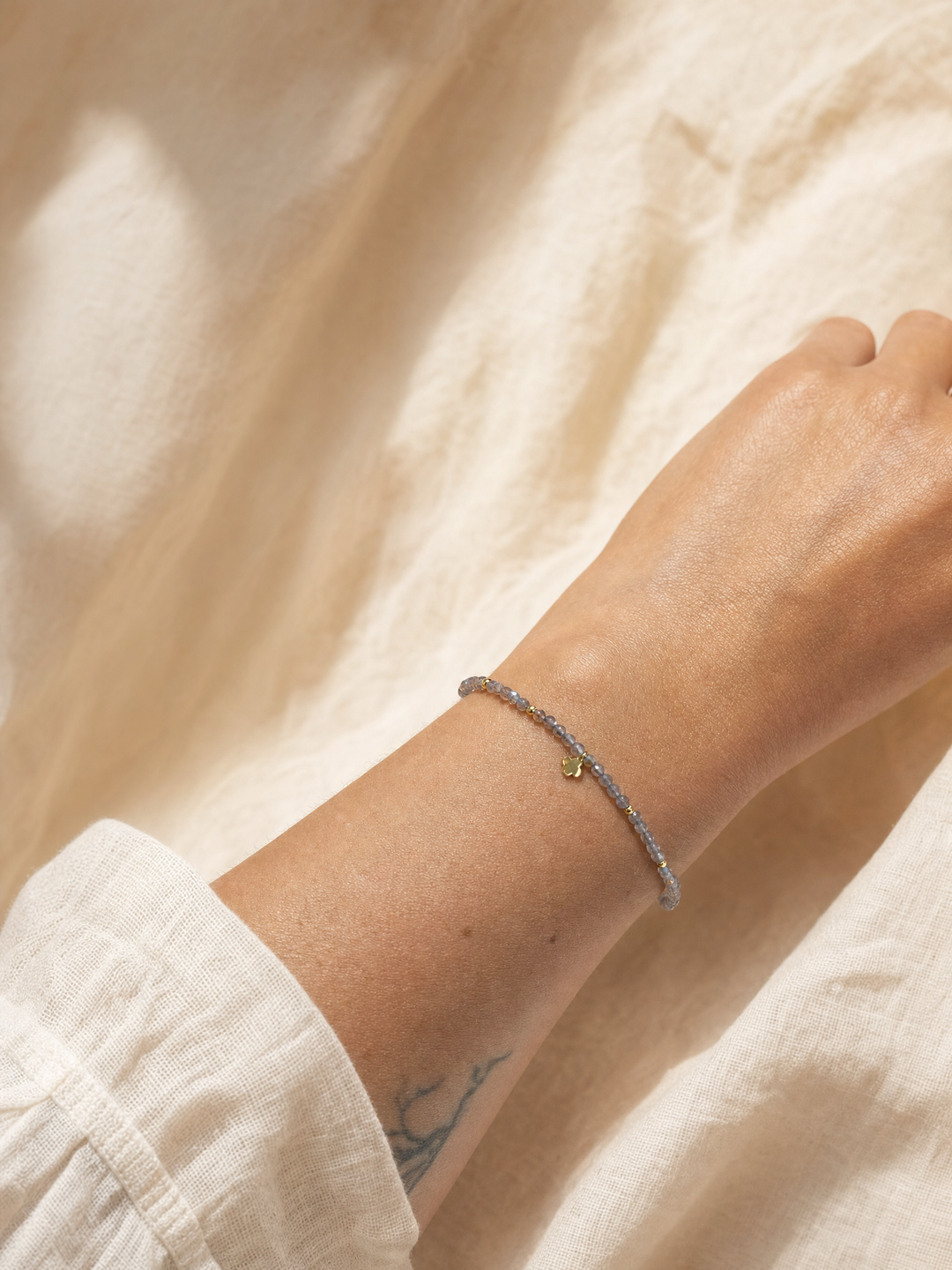 Armband "Fortuna" mit Labradorit, Sterling Silber 925 vergoldet – Detailansicht