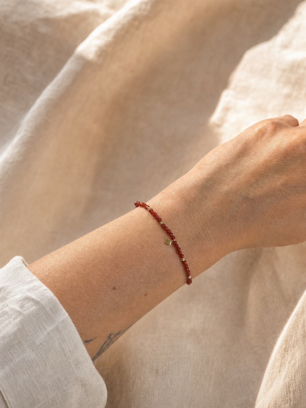Armband "Fortuna" mit rotem Onyx, Sterling Silber 925 vergoldet – Detailansicht